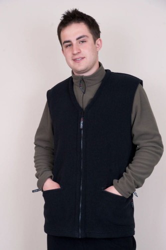 Kamizelka polarowa męska w kolorze czarnym, bez stójki.